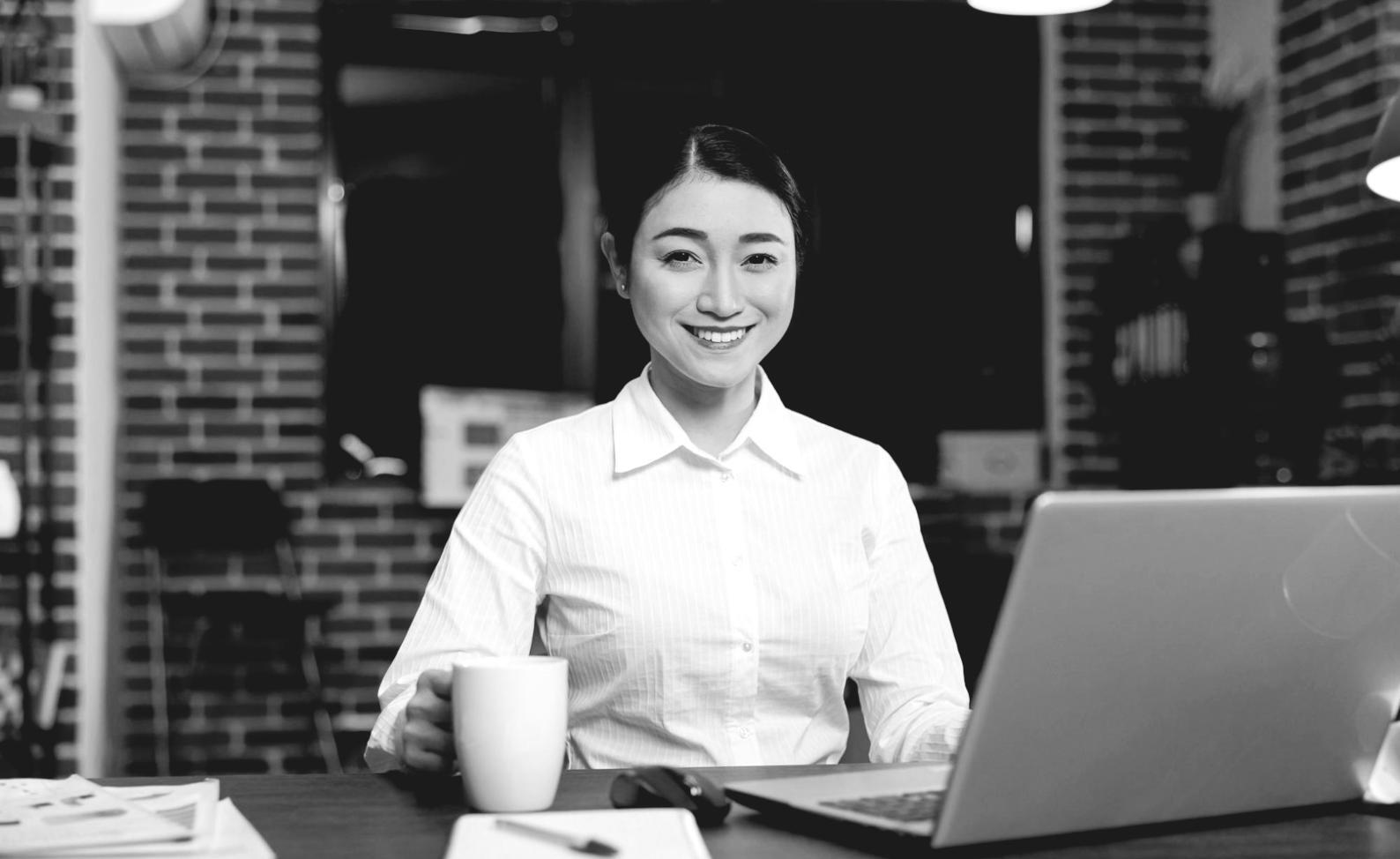 Étudiant travaillant sur l'analyse SEO avec des outils professionnels