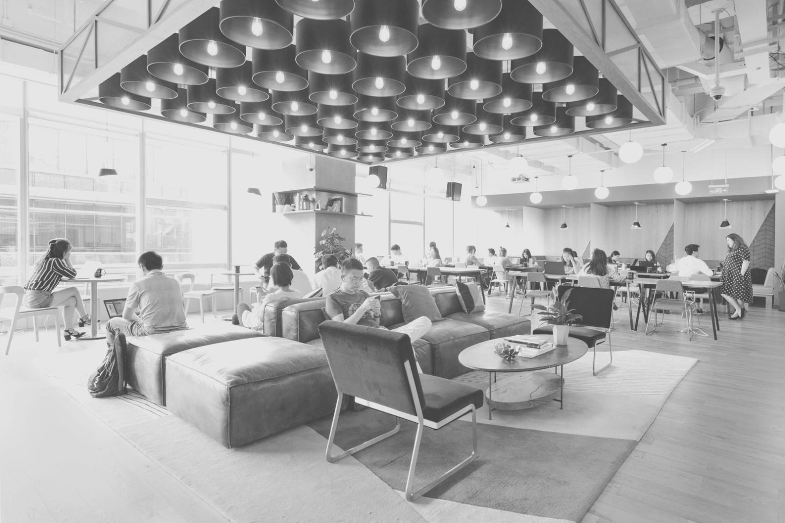 Bureau organisé avec notes de formation et graphiques de progression